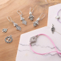 DQ Metall Schmuck und Schl&uuml;sselanh&auml;nger mit einer weichen Farbpalette