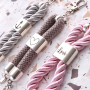 DQ Metall Schmuck und Schl&uuml;sselanh&auml;nger mit einer weichen Farbpalette