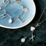Trendy Schmuck machen Sie mit die Metall Initial Anh&auml;nger mit Strass!