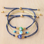 Sehen Sie hier, wie Sie mit den Perlen des b&ouml;sen Blicks trendige Armb&auml;nder herstellen: