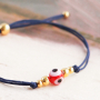 Sehen Sie hier, wie Sie mit den Perlen des b&ouml;sen Blicks trendige Armb&auml;nder herstellen: