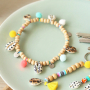 Diese farbenfrohen Gegenst&auml;nde k&ouml;nnen mit Kauri Muschelperlen und Pompom Anh&auml;ngern hergestellt werden: