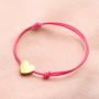 Beginnen Sie mit gef&auml;rbtem Elastik und machen Sie trendige Armb&auml;nder!