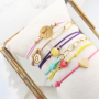 Beginnen Sie mit gef&auml;rbtem Elastik und machen Sie trendige Armb&auml;nder!