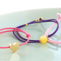 Beginnen Sie mit gef&auml;rbtem Elastik und machen Sie trendige Armb&auml;nder!
