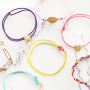 Beginnen Sie mit gef&auml;rbtem Elastik und machen Sie trendige Armb&auml;nder!