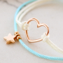 Diese trendigen Armb&auml;nder k&ouml;nnen mit dem neuen Macram&eacute; Band hergestellt werden