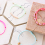 Diese trendigen Armb&auml;nder k&ouml;nnen mit dem neuen Macram&eacute; Band hergestellt werden