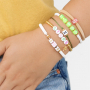 Sehen Sie hier, wie Sie sch&ouml;ne Armb&auml;nder mit Buchstabenperlen herstellen k&ouml;nnen: