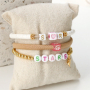 Sehen Sie hier, wie Sie sch&ouml;ne Armb&auml;nder mit Buchstabenperlen herstellen k&ouml;nnen: