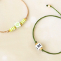 Sehen Sie hier, wie Sie sch&ouml;ne Armb&auml;nder mit Buchstabenperlen herstellen k&ouml;nnen: