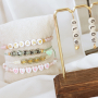 Sie stellen diese Armb&auml;nder mit den neuesten Acryl Buchstabenperlen her: