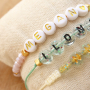 Sie stellen diese Armb&auml;nder mit den neuesten Acryl Buchstabenperlen her: