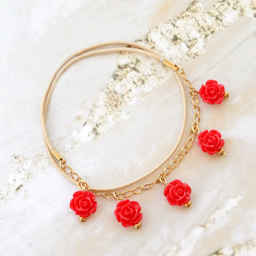 Machen Sie sch&ouml;ne trendige Armb&auml;nder und Ringe mit Rosenperlen