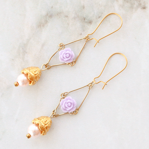 Machen Sie sch&ouml;ne trendige Armb&auml;nder und Ringe mit Rosenperlen