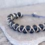 Fangen Sie an und stellen Sie ganz einfach Armb&auml;nder mit Holzperlen her