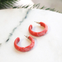 Sie k&ouml;nnen diesen Schmuck mit Jasseron, Acryl Buchstabenperlen, C.U.S Band und verschiedenen Perlen und Anh&auml;ngern herstellen: