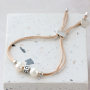 Wie man trendige Armb&auml;nder mit S&uuml;&szlig;wasserperlen, Satinband und farbigem Elastik macht: