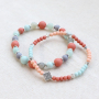 Diese bunten Armb&auml;nder bestehen aus Acrylperlen: