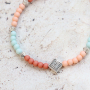 Diese bunten Armb&auml;nder bestehen aus Acrylperlen: