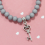 Diese bunten Armb&auml;nder bestehen aus Acrylperlen: