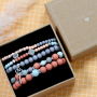Diese bunten Armb&auml;nder bestehen aus Acrylperlen: