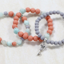 Diese bunten Armb&auml;nder bestehen aus Acrylperlen:
