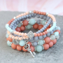 Diese bunten Armb&auml;nder bestehen aus Acrylperlen: