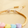 Sie k&ouml;nnen diese sch&ouml;nen Armb&auml;nder mit Acryl Buchstabenperlen und S&uuml;sswasserperlen herstellen: