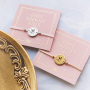 Sehen Sie sich die Inspirationen f&uuml;r die Gestaltung sch&ouml;ner Geschenke mit dem neuen Girls Support Girls-Sortiment an
