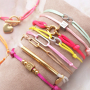 Inspiration f&uuml;r die Herstellung trendiger Armb&auml;nder mit Zwischenst&uuml;cken aus Edelstahl und Satinfband
