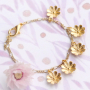 Stilvollen Sommerschmuck entwerfen mit goldfarbenen Blumenanh&auml;ngern aus DQ Metall.