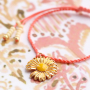 Stilvollen Sommerschmuck entwerfen mit goldfarbenen Blumenanh&auml;ngern aus DQ Metall.