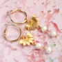 Stilvollen Sommerschmuck entwerfen mit goldfarbenen Blumenanh&auml;ngern aus DQ Metall.