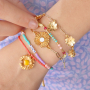 Stilvollen Sommerschmuck entwerfen mit goldfarbenen Blumenanh&auml;ngern aus DQ Metall.