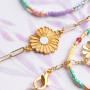 Stilvollen Sommerschmuck entwerfen mit goldfarbenen Blumenanh&auml;ngern aus DQ Metall.