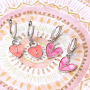 Jetzt eleganten Schmuck aus Resin-Anh&auml;ngern mit Messing, Top-Facett-Perlen und Ohrsteckern gestalten