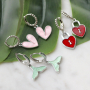 Jetzt eleganten Schmuck aus Resin-Anh&auml;ngern mit Messing, Top-Facett-Perlen und Ohrsteckern gestalten