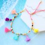 Farbenfrohe Armb&auml;nder designen mit 1,5 cm gro&szlig;en Quasten, Macram&eacute;-Band und verschiedenen Perlen!