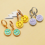 Schmuckinspiration zur Kreation von trendigem Schmuck mit Smiley-Anh&auml;ngern in verschiedenen Farben