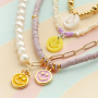 Schmuckinspiration zur Kreation von trendigem Schmuck mit Smiley-Anh&auml;ngern in verschiedenen Farben