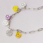 Schmuckinspiration zur Kreation von trendigem Schmuck mit Smiley-Anh&auml;ngern in verschiedenen Farben