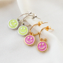 Schmuckinspiration zur Kreation von trendigem Schmuck mit Smiley-Anh&auml;ngern in verschiedenen Farben