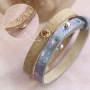 Entwerfen Sie eine trendige Armbandkollektion mit Cuoio-Schiebeelementen und -Cabochons