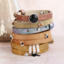 Entwerfen Sie eine trendige Armbandkollektion mit Cuoio-Schiebeelementen und -Cabochons