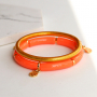 Entwerfen Sie mit Acrylperlen Tubs eine trendige Armbandkollektion 