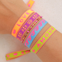 Kreativ mit Schmucktextband in Neonfarben sein 