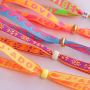 Kreativ mit Schmucktextband in Neonfarben sein 