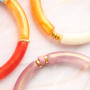 Lassen Sie sich inspirieren und kreieren Sie Armb&auml;nder mit Acrylperlen
