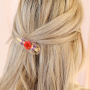 Trendige Armreifen und passende Haarspangen mit getrockneten Blumen